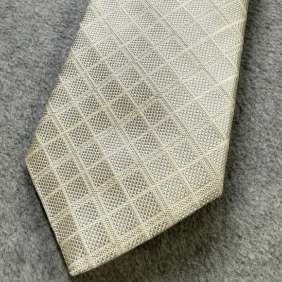 Burberry Silk Tie Made in England Gold Diamond Pattern Men’s Necktie - Picture 10 of 13